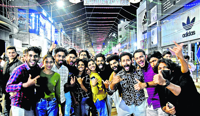 ఇతరులకు ఇబ్బంది కలిగిస్తే అరెస్టే: కమిషనర్‌ 1