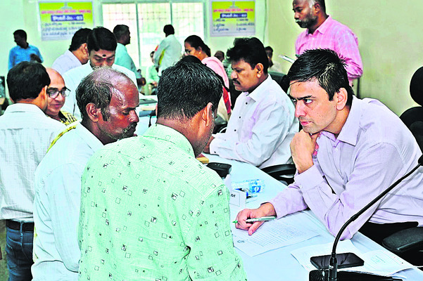 కాళ్లుమొక్కుతాం.. సమస్యలు పరిష్కరించండి 1