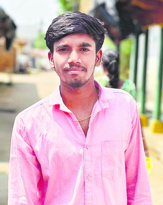 ట్రాక్టర్‌ను ఢీకొట్టిన బైక్‌1