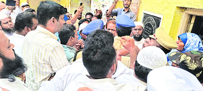 అంజుమన్‌ భూమిపై ఎమ్మెల్యే తీరు దారుణం 1