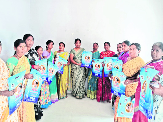 ఇందిరా మహాశక్తి చీరల పంపిణీ 1