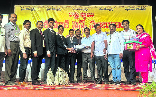 సెలవులో కలెక్టర్‌
2