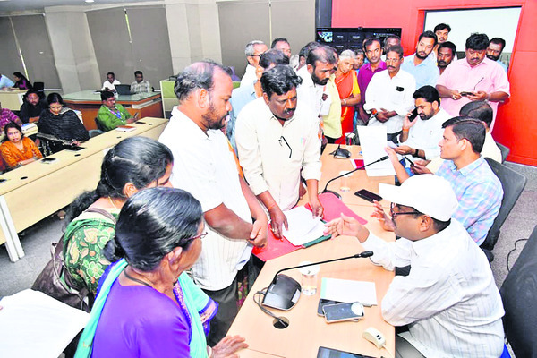 ప్రజావాణి ఫిర్యాదులను వెంటనే పరిష్కరించాలి  
1