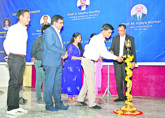 ఏలూరు రైల్వేస్టేషన్‌లో హెల్ప్‌లైన్‌ ఏర్పాటు 1