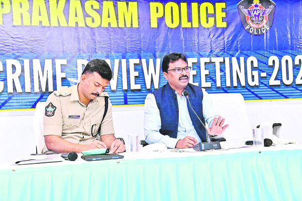 పోలీసులపై ప్రజల్లో విశ్వాసం పెంచాలి1