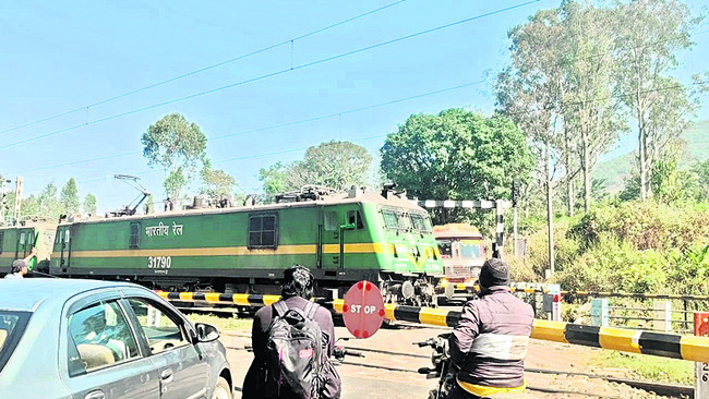 కురిడి ఫ్లైఓవర్‌పై నీలినీడలు1