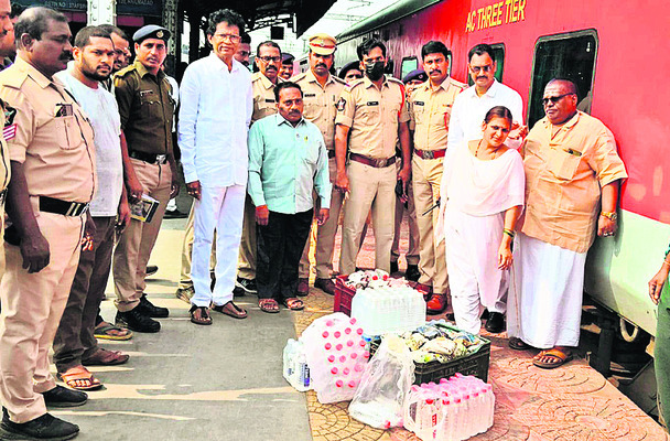 సామర్లకోటకు ‘ఎర్నాకుళం రైలు’ ప్రమాద బాధితులు 1