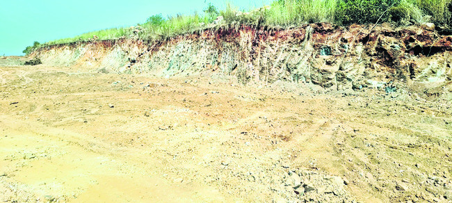 మట్టి బొక్కుడు.. పట్టా పట్టుడు! 1