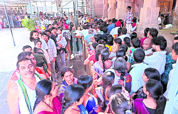 వెండి కిరీటం బహూకరణ 1