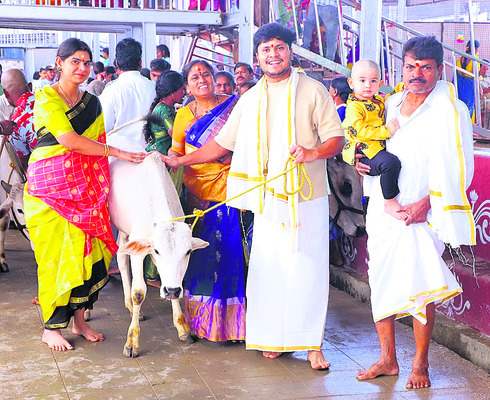 భీమేశ్వరుడికి మొక్కులు
1