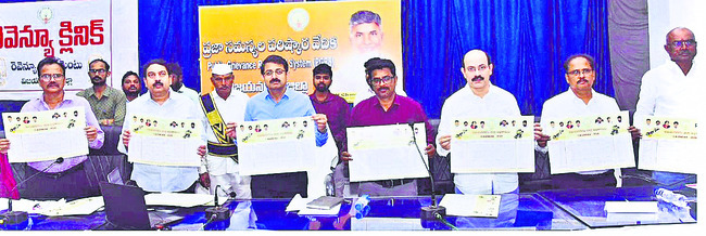 జిల్లా అధికారుల టేబుల్‌  క్యాలెండర్‌ ఆవిష్కరణ 3
