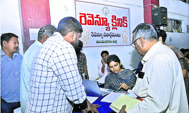 పీజీఆర్‌ఎస్‌కు పోటెత్తిన అర్జీలు2