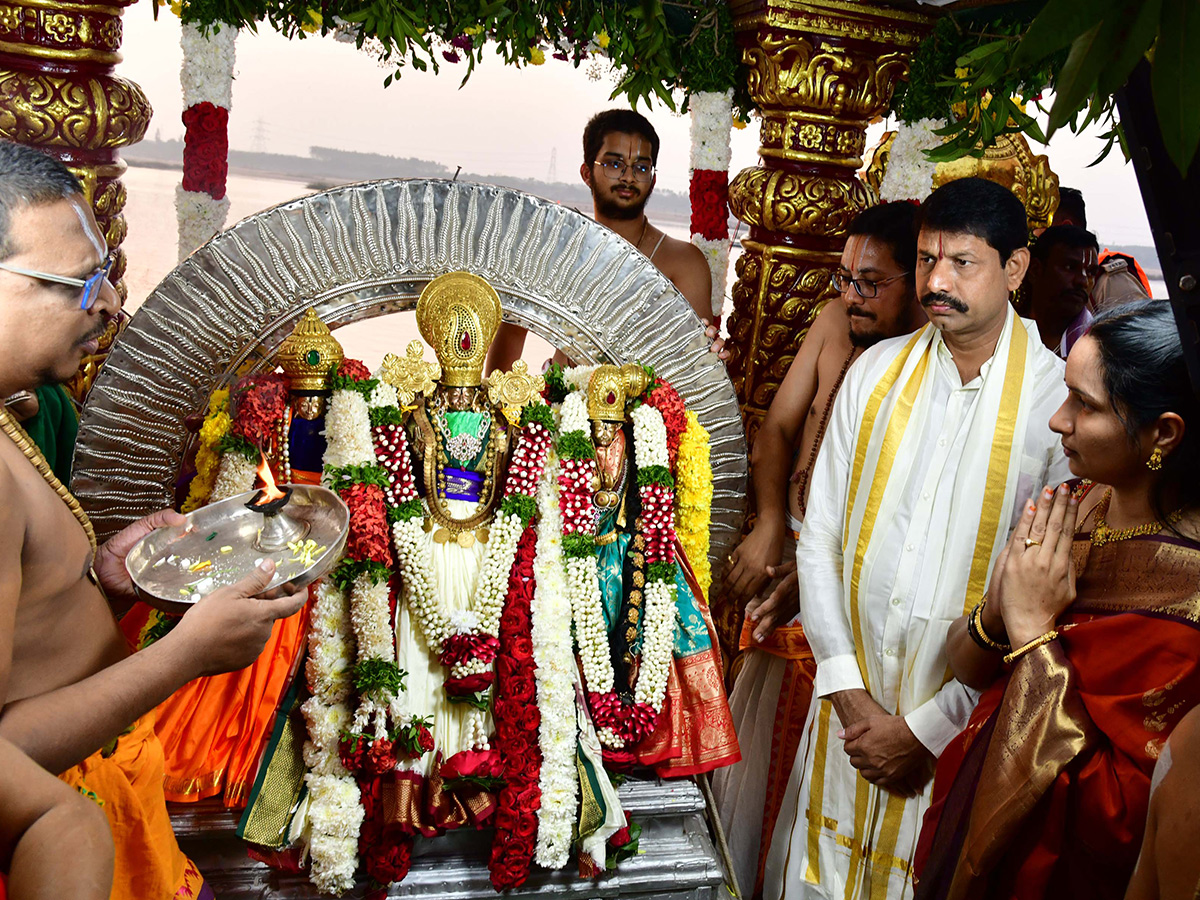 Bhadrachalam Sri Sita Ramula Teppotsavam Photos25