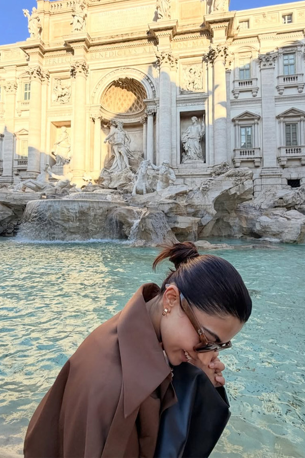 Rashmika Mandanna with Anand Devarakonda And Thier friends enjoying Rome trip Photos3