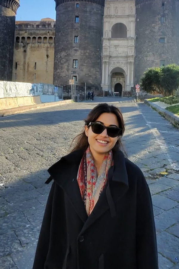 Rashmika Mandanna with Anand Devarakonda And Thier friends enjoying Rome trip Photos12