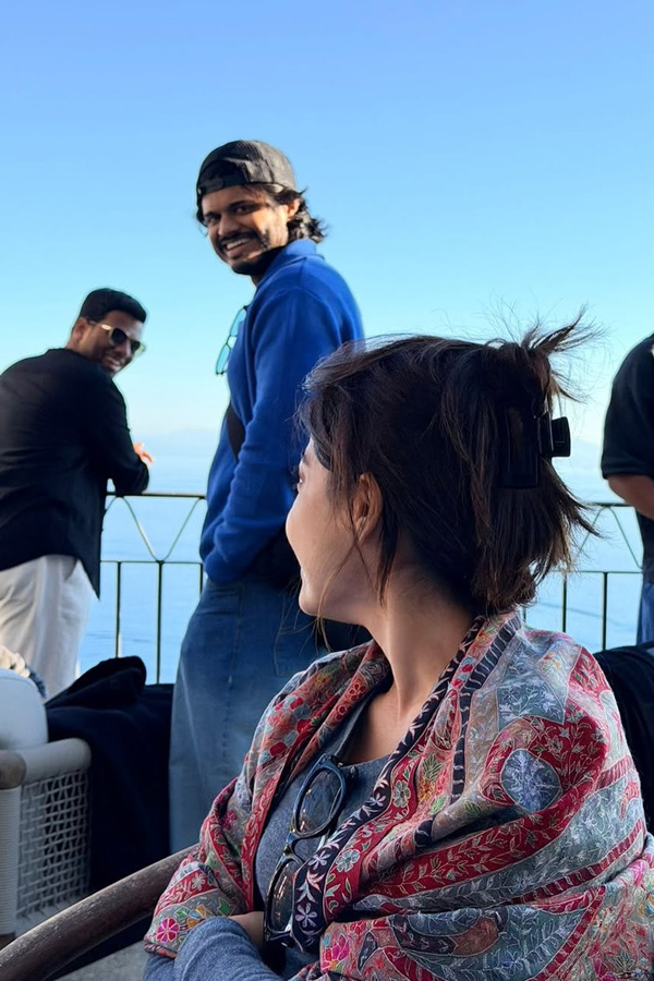 Rashmika Mandanna with Anand Devarakonda And Thier friends enjoying Rome trip Photos2
