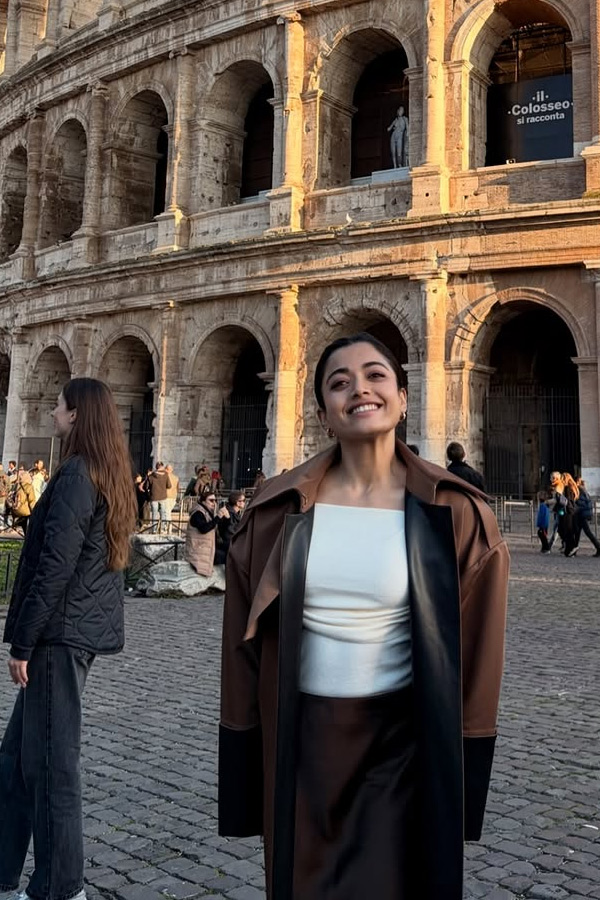 Rashmika Mandanna with Anand Devarakonda And Thier friends enjoying Rome trip Photos14