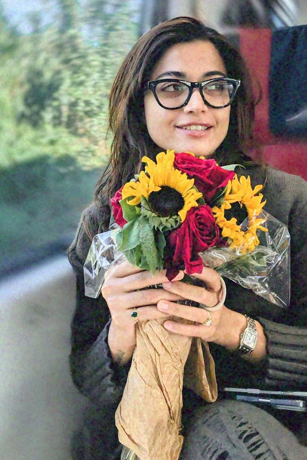 Rashmika Mandanna with Anand Devarakonda And Thier friends enjoying Rome trip Photos5