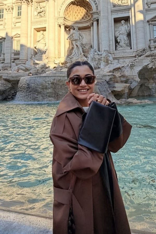 Rashmika Mandanna with Anand Devarakonda And Thier friends enjoying Rome trip Photos9