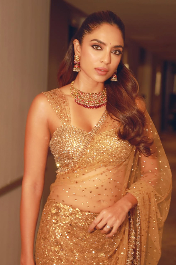 Sobhita Dhulipala Steps Out In Shimmering Gold Saree Photos2