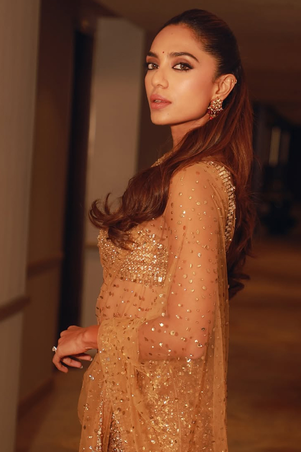 Sobhita Dhulipala Steps Out In Shimmering Gold Saree Photos5
