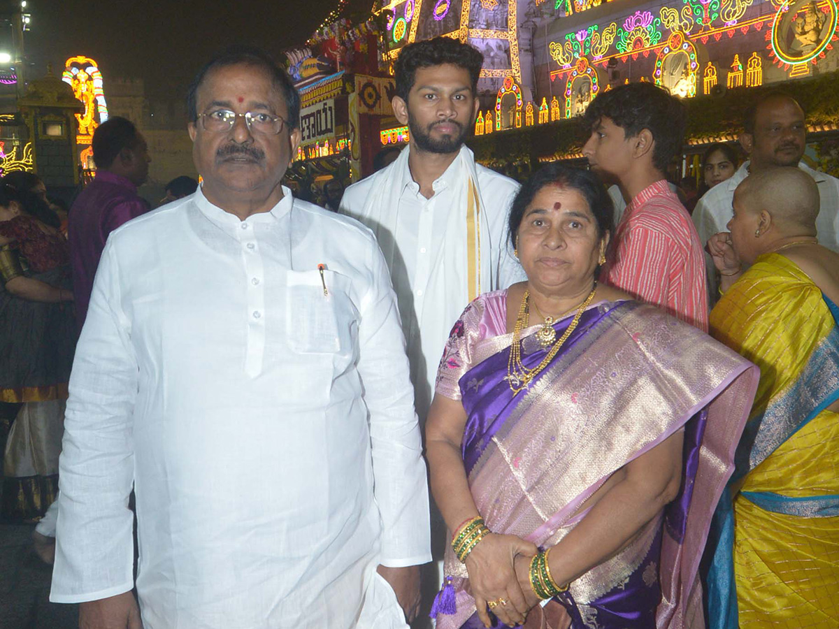 Vaikuntha Ekadashi 2025 : Huge Devotees Rush At Tirumala Photos11