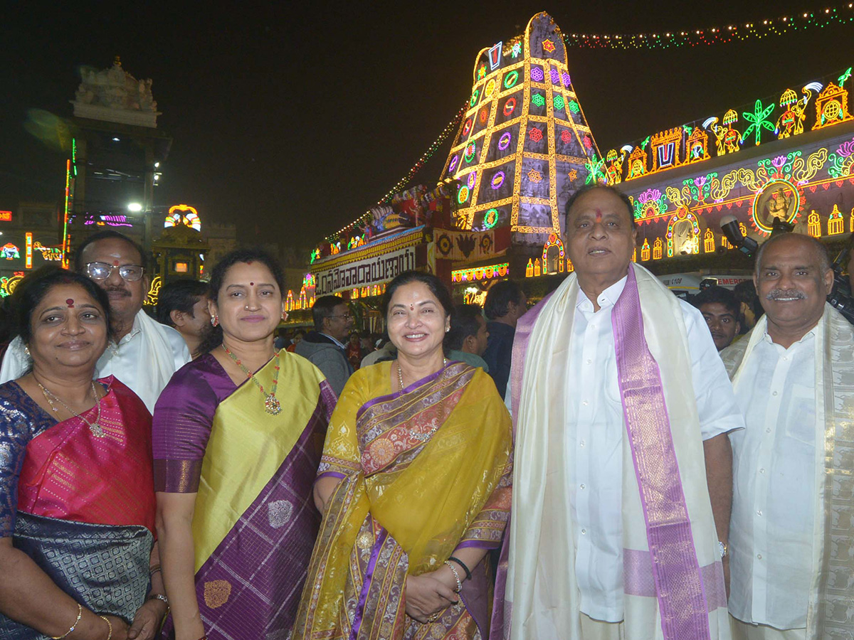 Vaikuntha Ekadashi 2025 : Huge Devotees Rush At Tirumala Photos14