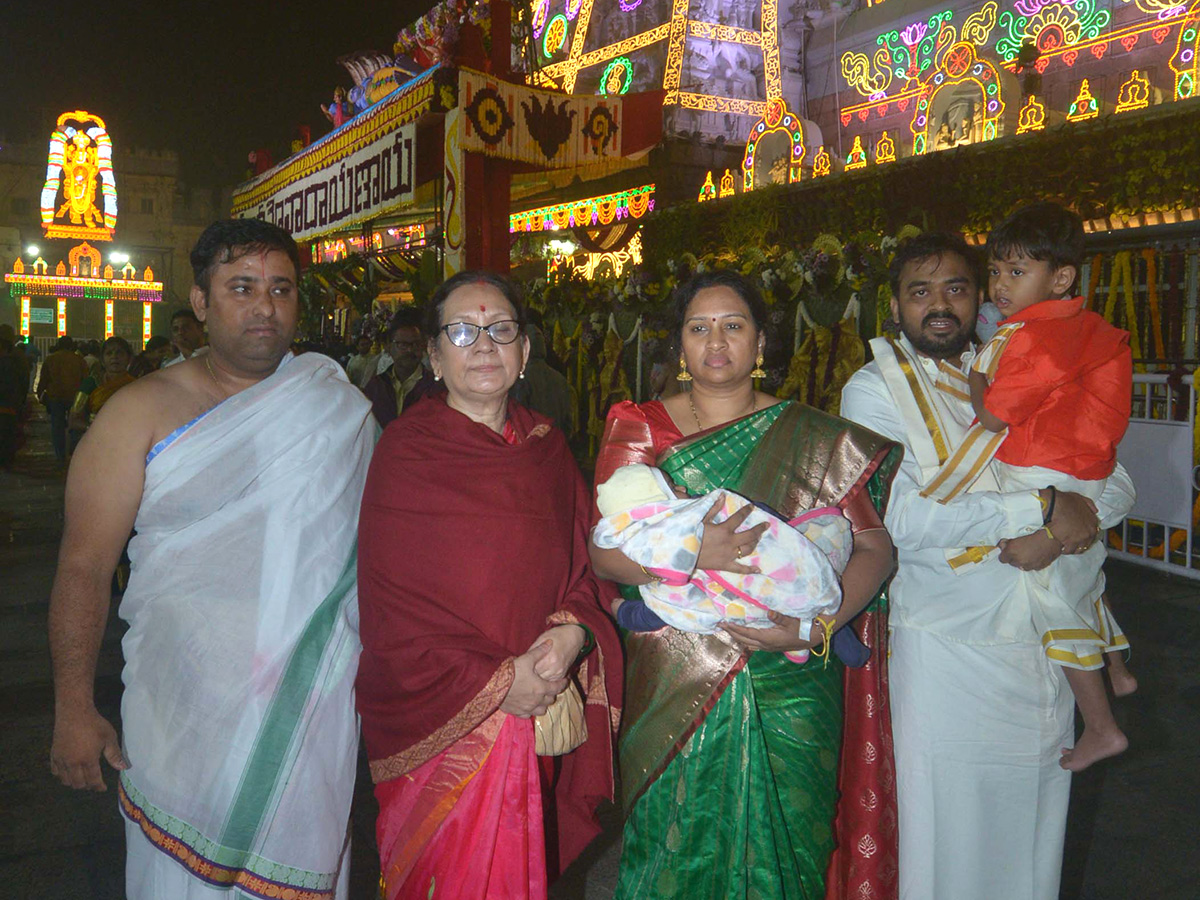 Vaikuntha Ekadashi 2025 : Huge Devotees Rush At Tirumala Photos16