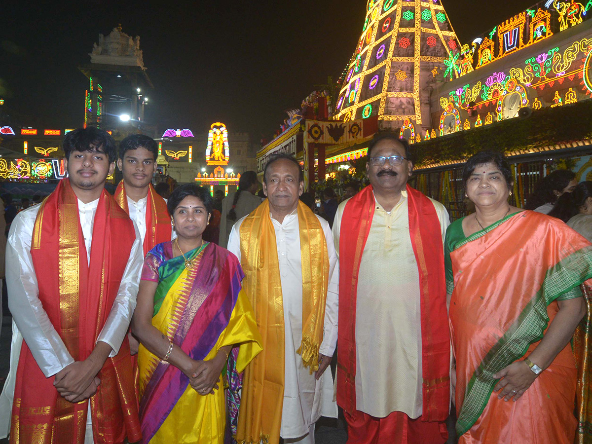 Vaikuntha Ekadashi 2025 : Huge Devotees Rush At Tirumala Photos19
