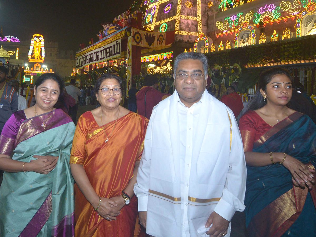 Vaikuntha Ekadashi 2025 : Huge Devotees Rush At Tirumala Photos20