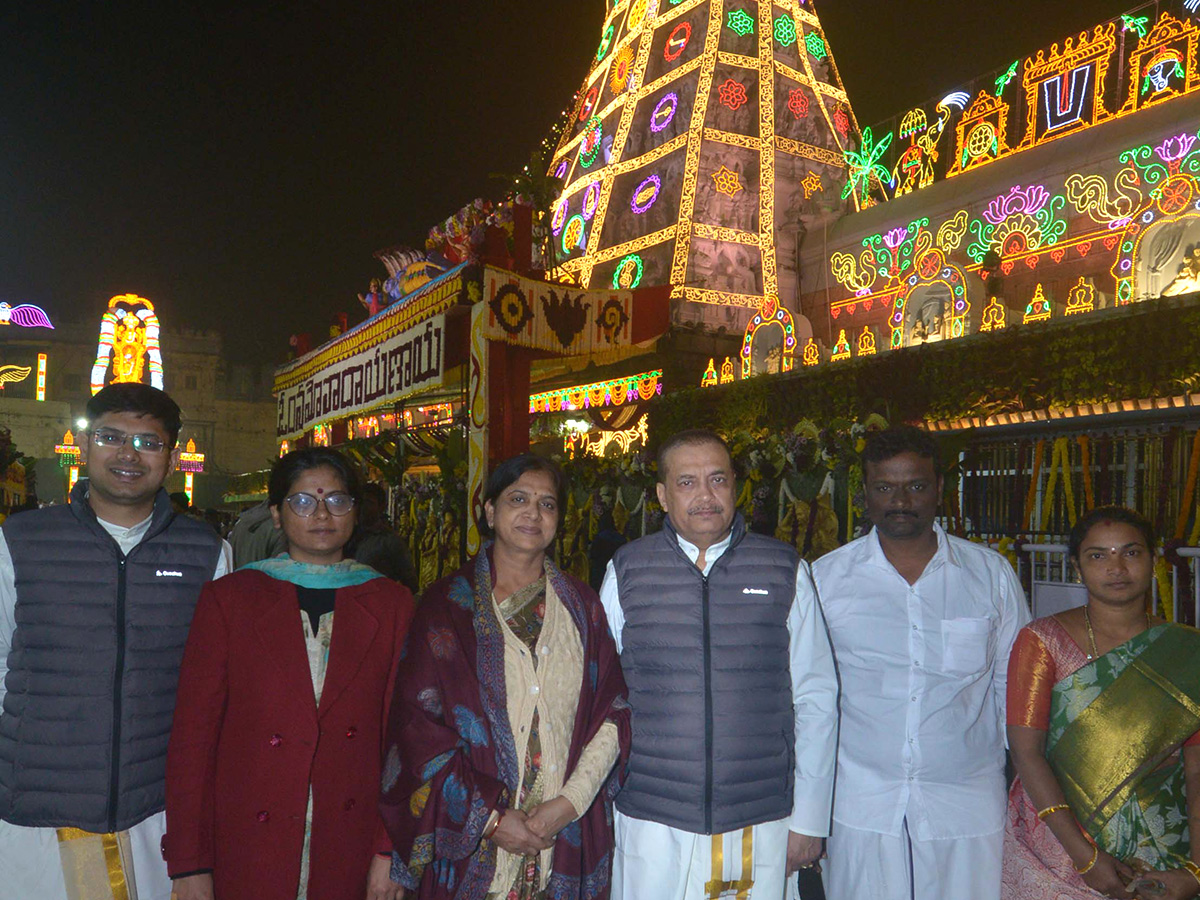 Vaikuntha Ekadashi 2025 : Huge Devotees Rush At Tirumala Photos22