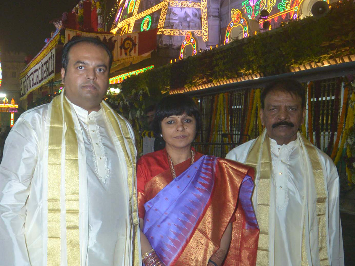 Vaikuntha Ekadashi 2025 : Huge Devotees Rush At Tirumala Photos23