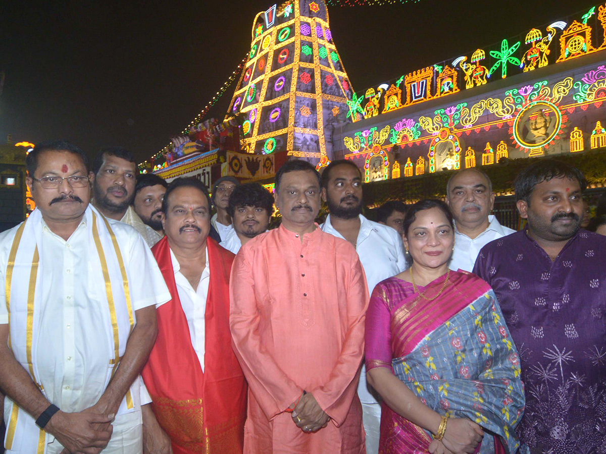 Vaikuntha Ekadashi 2025 : Huge Devotees Rush At Tirumala Photos24