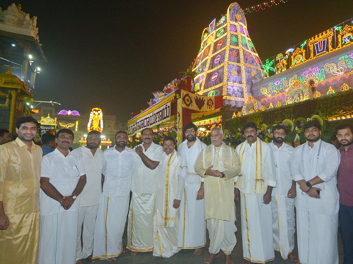 Vaikuntha Ekadashi 2025 : Huge Devotees Rush At Tirumala Photos4