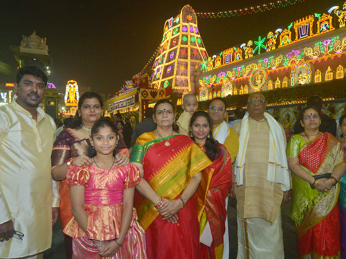 Vaikuntha Ekadashi 2025 : Huge Devotees Rush At Tirumala Photos5