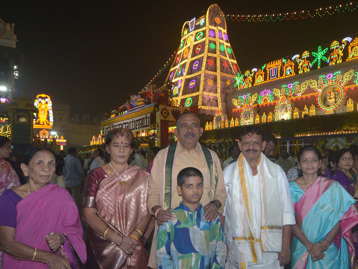Vaikuntha Ekadashi 2025 : Huge Devotees Rush At Tirumala Photos7