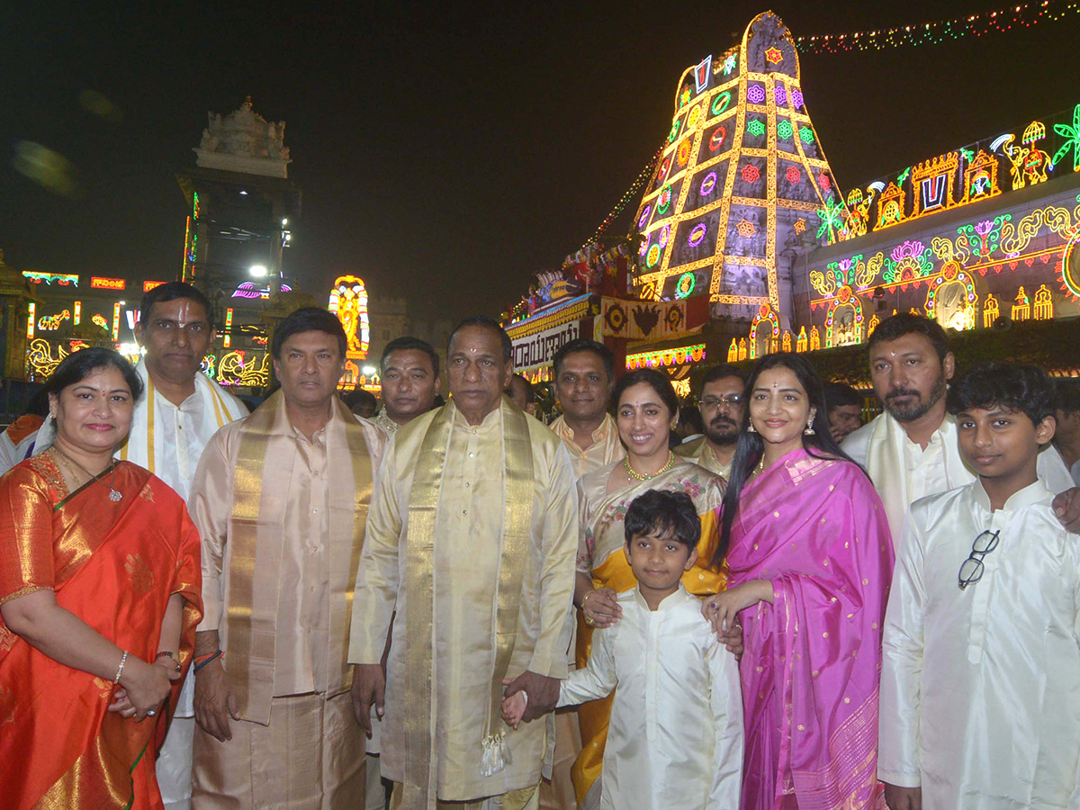 Vaikuntha Ekadashi 2025 : Huge Devotees Rush At Tirumala Photos8