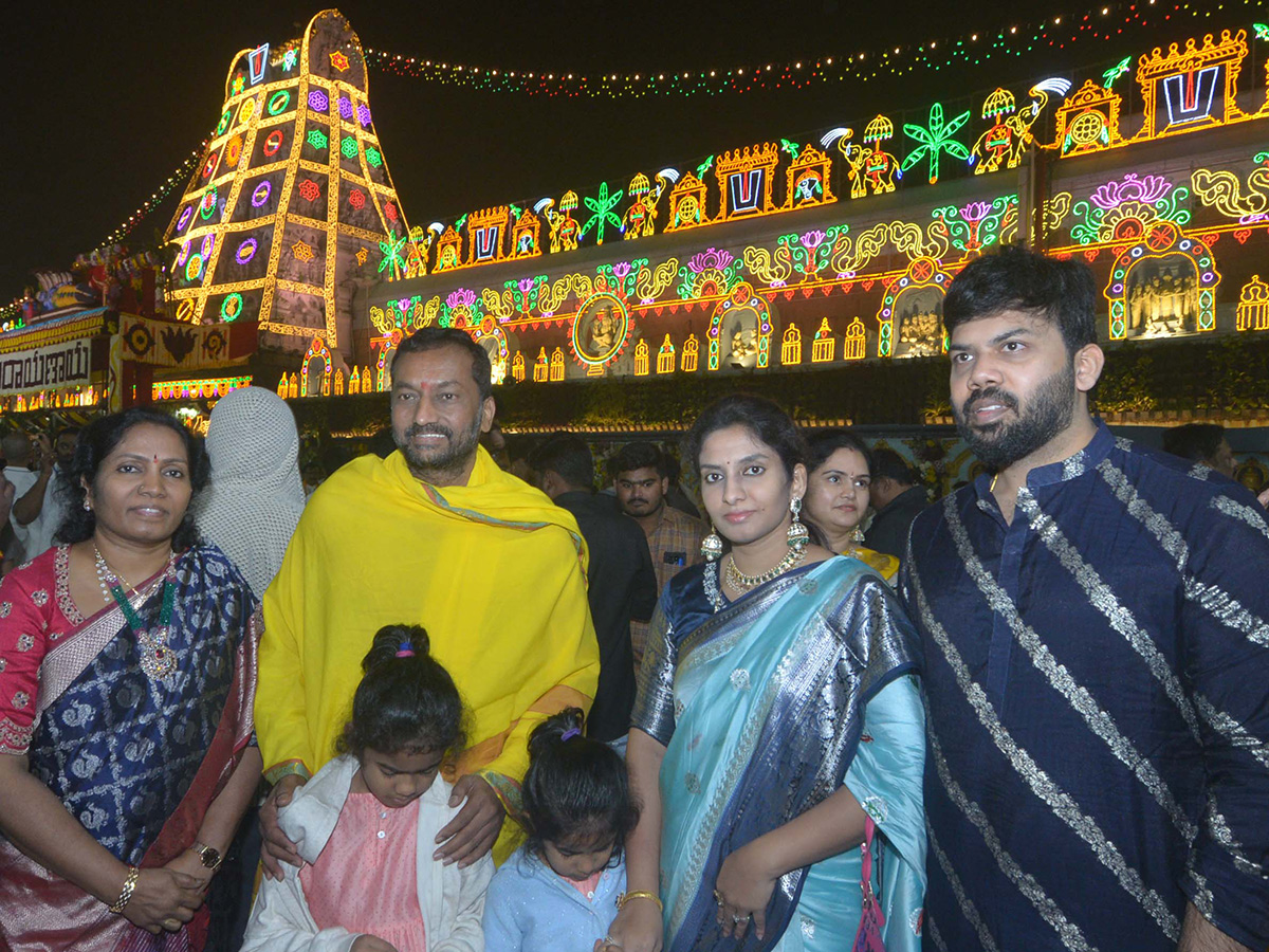 Vaikuntha Ekadashi 2025 : Huge Devotees Rush At Tirumala Photos9