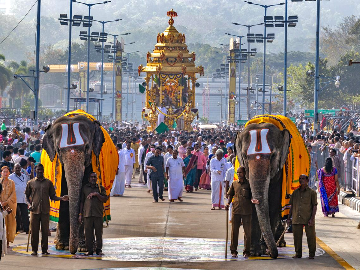 Vaikuntha Ekadashi 2025 : Swarna Ratham Procession At Tirumala1