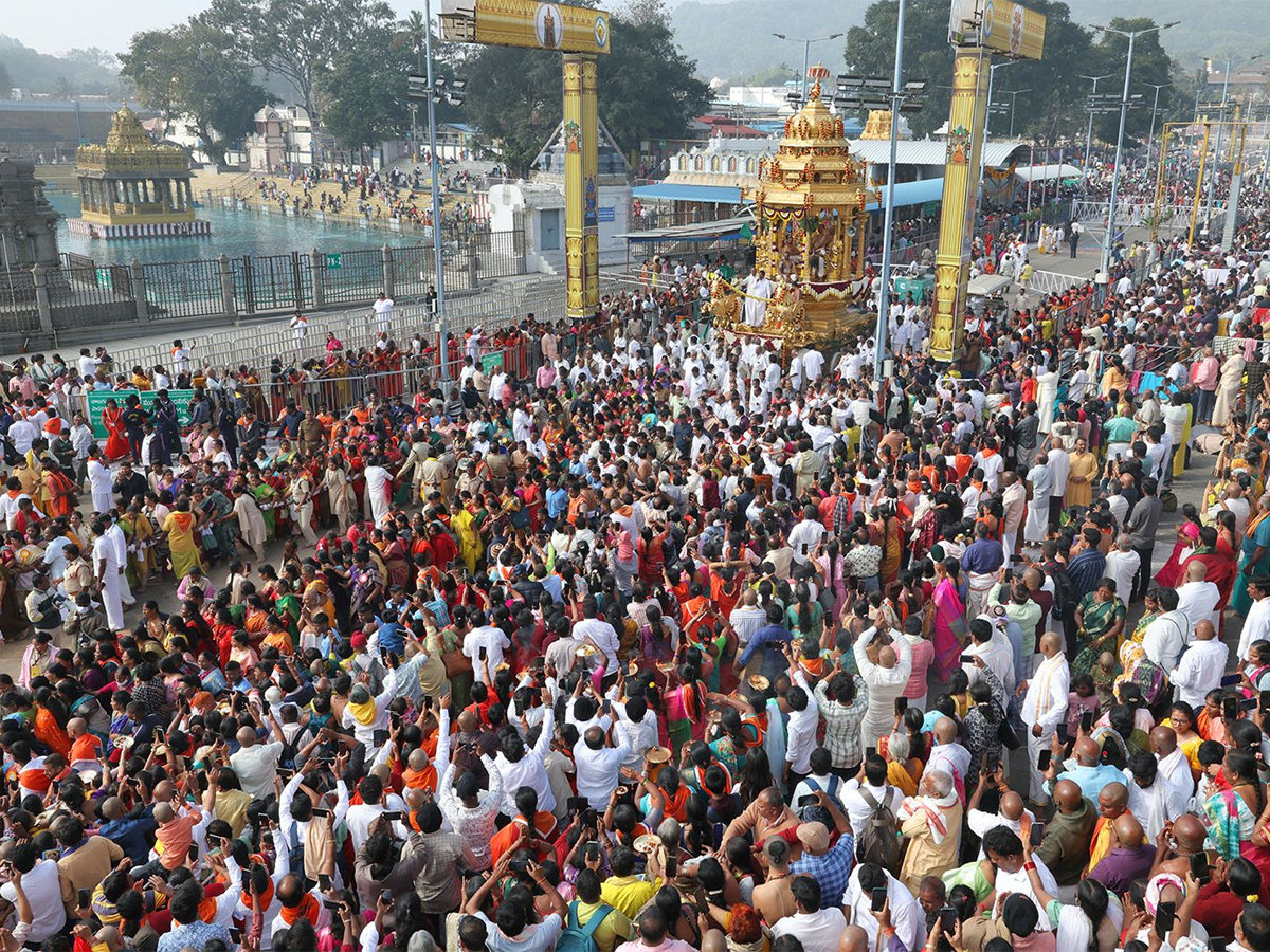 Vaikuntha Ekadashi 2025 : Swarna Ratham Procession At Tirumala9