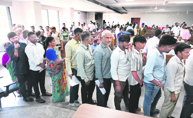 వెలుగులు.. మరకలు1