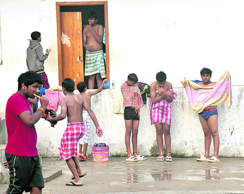  వణుకుతూ.. చన్నీటి స్నానం చేస్తూ.. 1