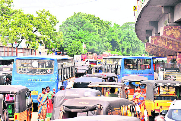 టౌన్‌ బస్సుల ఇష్టారాజ్యం 1