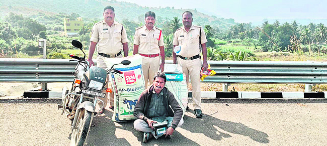 కాణిపాకంలో పలువురు ప్రముఖులు 
2