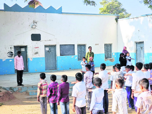 సమయపాలన పాటించని ఉపాధ్యాయులు1