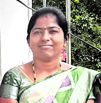 ప్రాణం తీసిన  గుంతల రోడ్డు 1