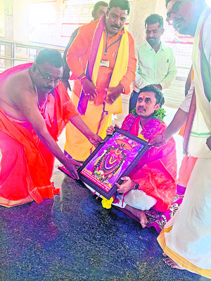 అంజన్న సేవలో కలెక్టర్‌  2