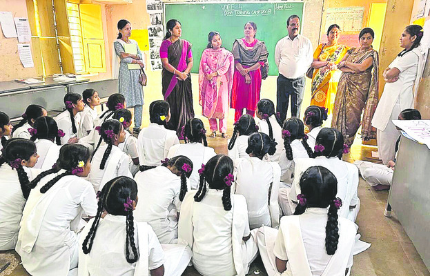 బాలికలు ఆత్మవిశ్వాసంతో ముందుకు సాగాలి 
1