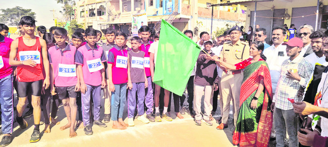 మేడారం తొలి ఎస్సైగా కమలాకర్‌1