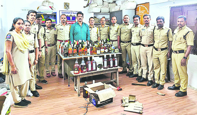 ఆటోలో పోగొట్టుకున్న బ్యాగ్‌ అప్పగింత 1